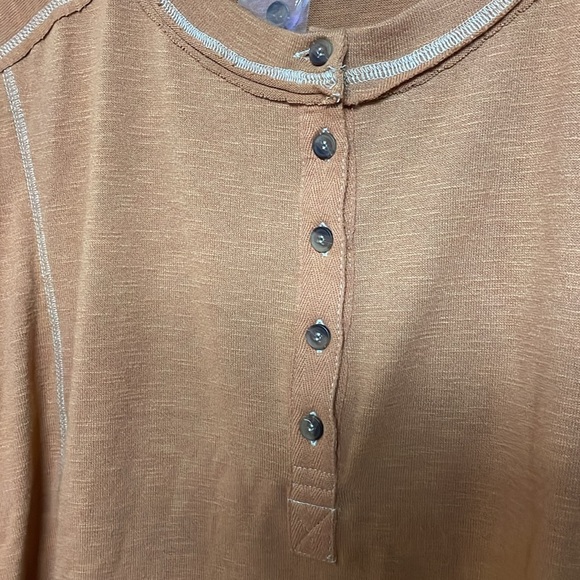 Perch by blu pepper size 1X and 3X rust Henley long sleeve raw hem oversize top - Picture 3 of 12